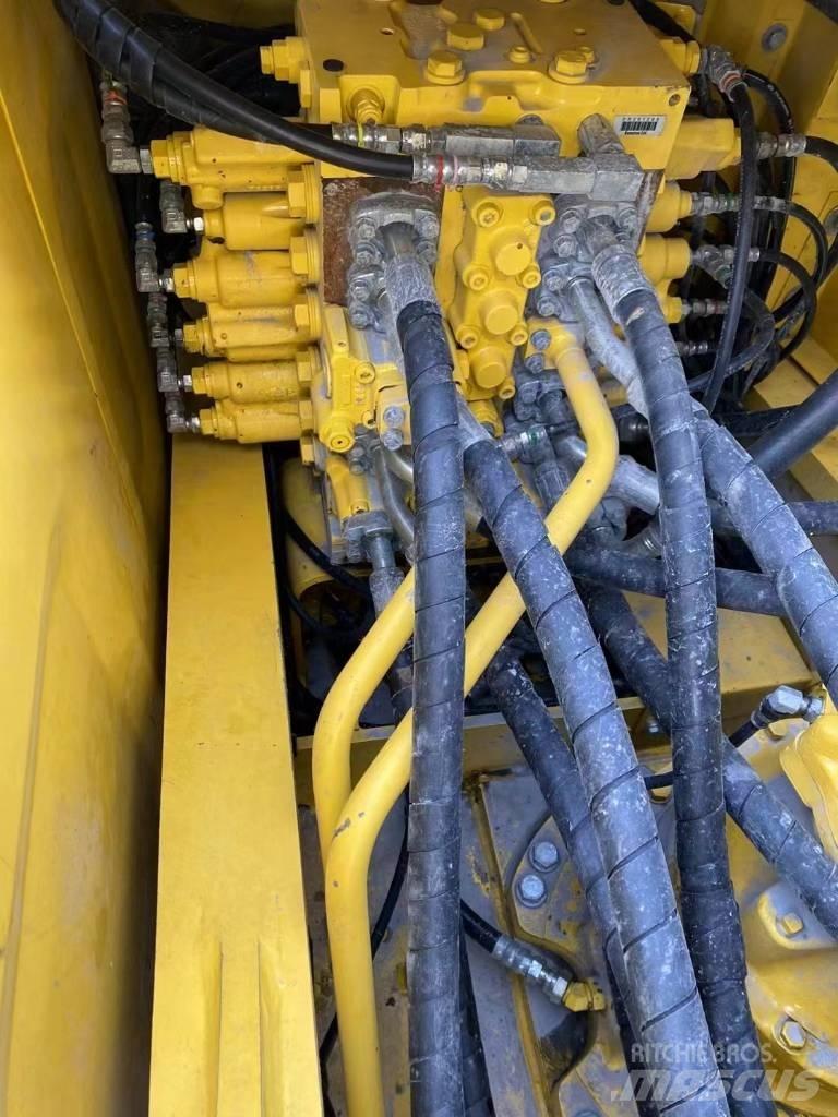 Komatsu 240LC-8 Pásová rýpadla