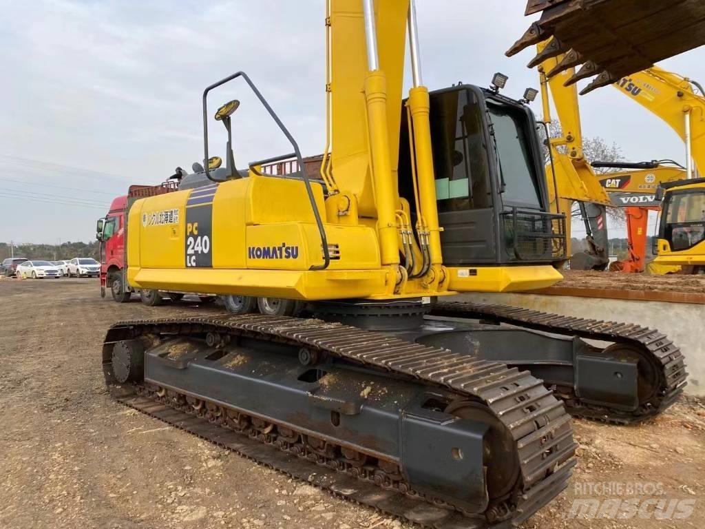 Komatsu 240LC-8 Pásová rýpadla