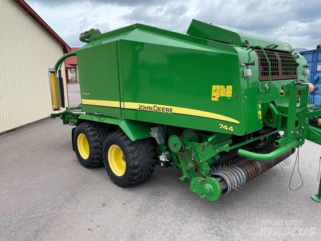 John Deere 744 H Lis na válcové balíky