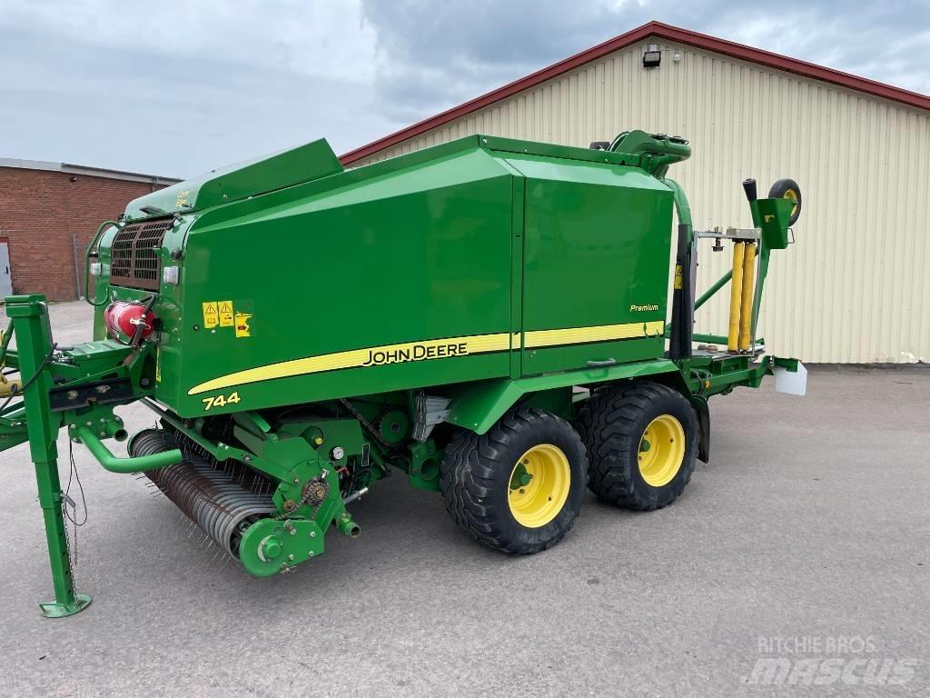 John Deere 744 H Lis na válcové balíky
