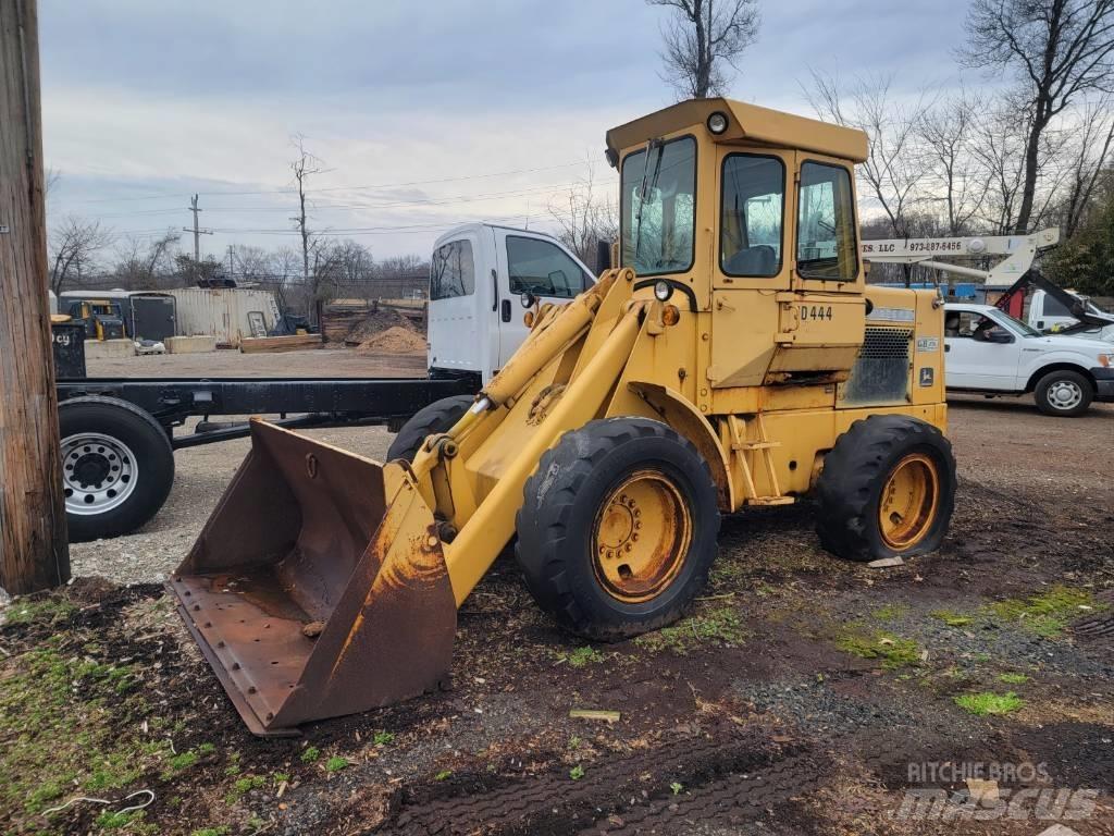 John Deere 444 A Kolové nakladače