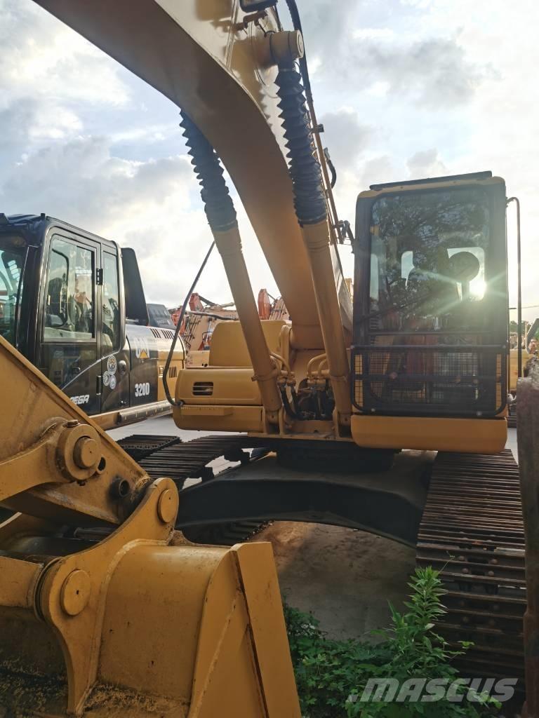 Komatsu PC 220-7 Pásová rýpadla