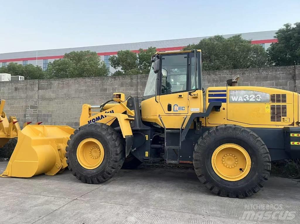Komatsu WA 320 Kolové nakladače
