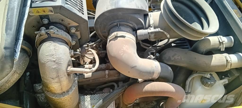 Komatsu WB 93 S-8 Rýpadlo-nakladače