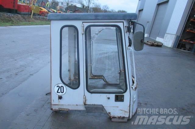 Kubota R 520 Kabiny a interiér