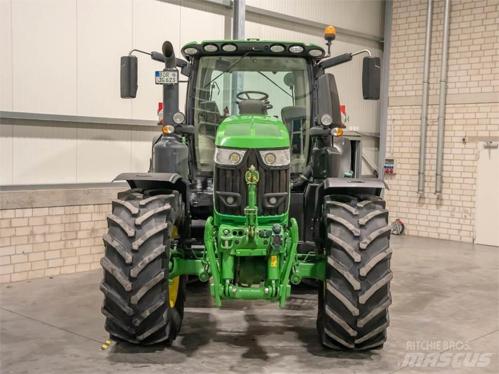 John Deere 6230R Traktory