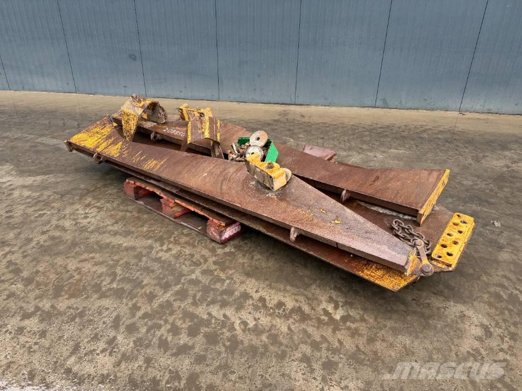 CAT 730 Zadní dveře