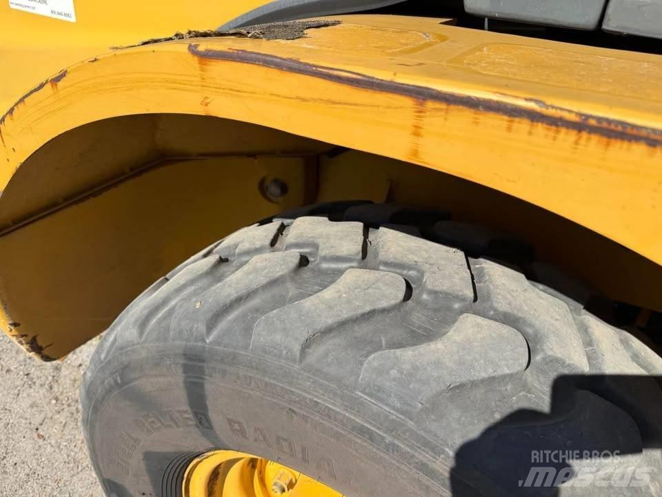 John Deere 244 J Kolové nakladače