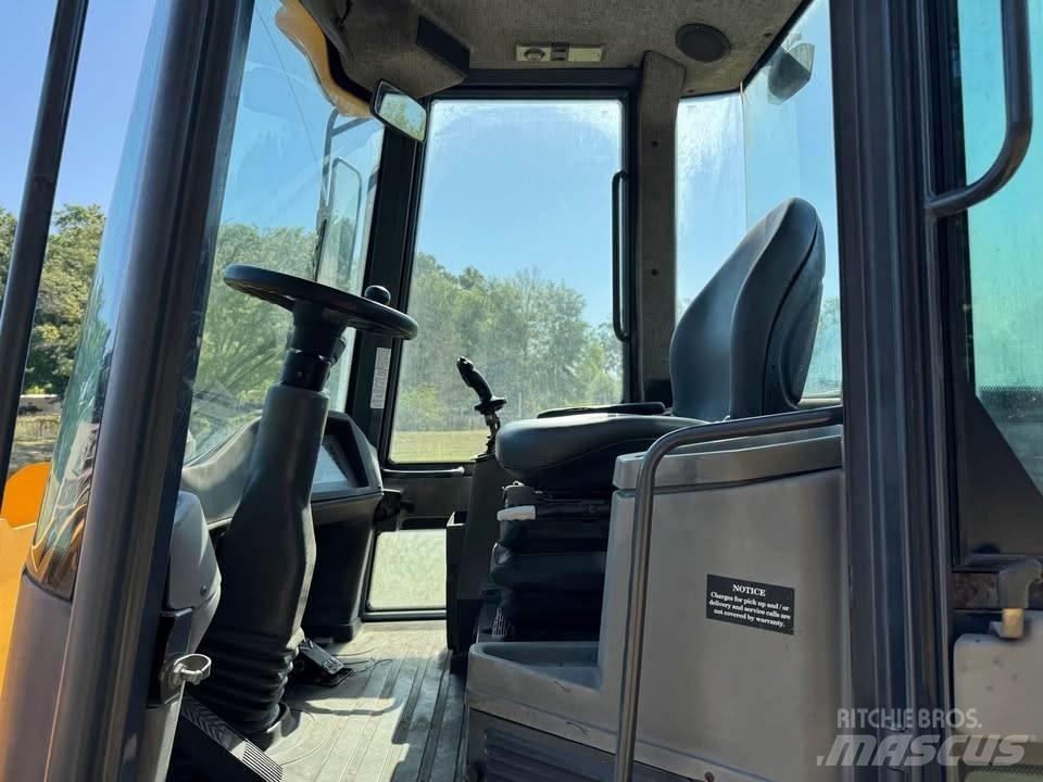 John Deere 244 J Kolové nakladače