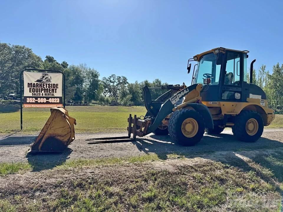 John Deere 244 J Kolové nakladače
