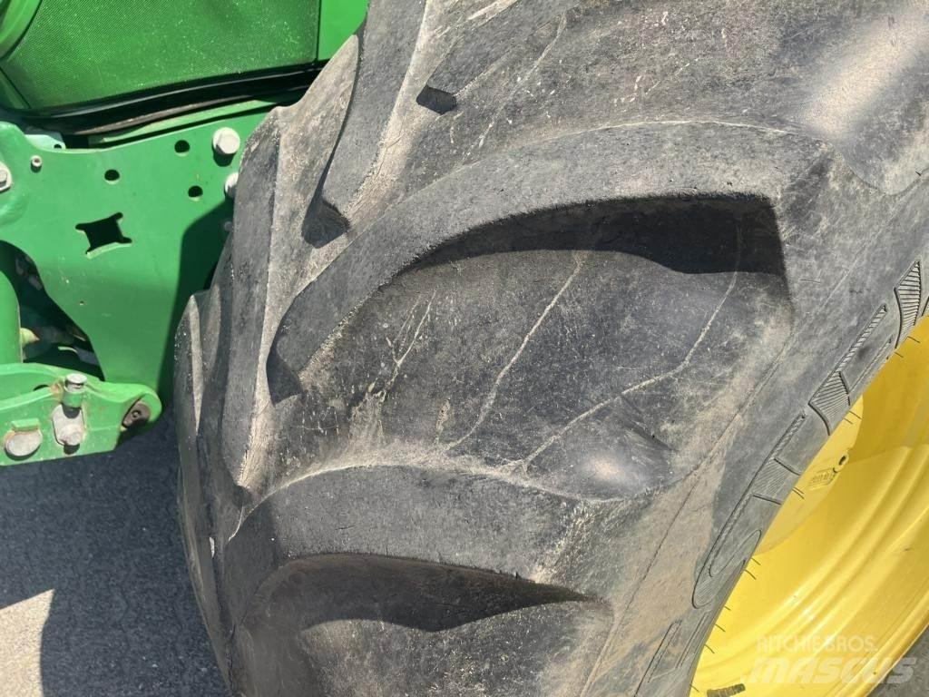John Deere 6210R Traktory