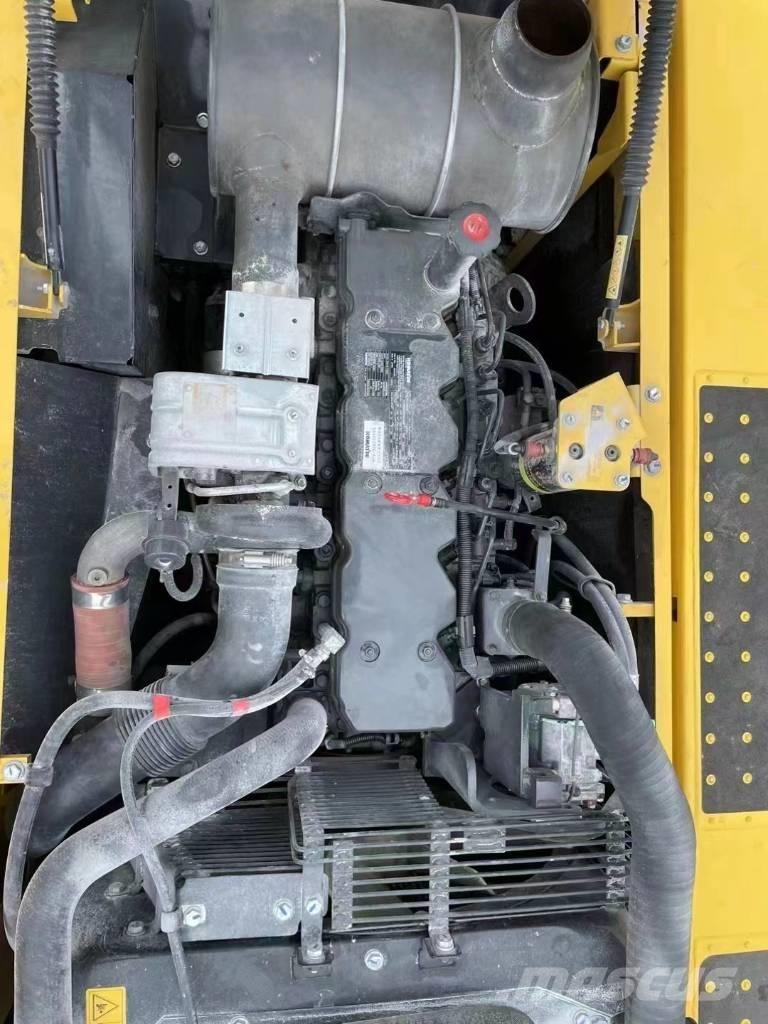 Komatsu PC220-8 Pásová rýpadla