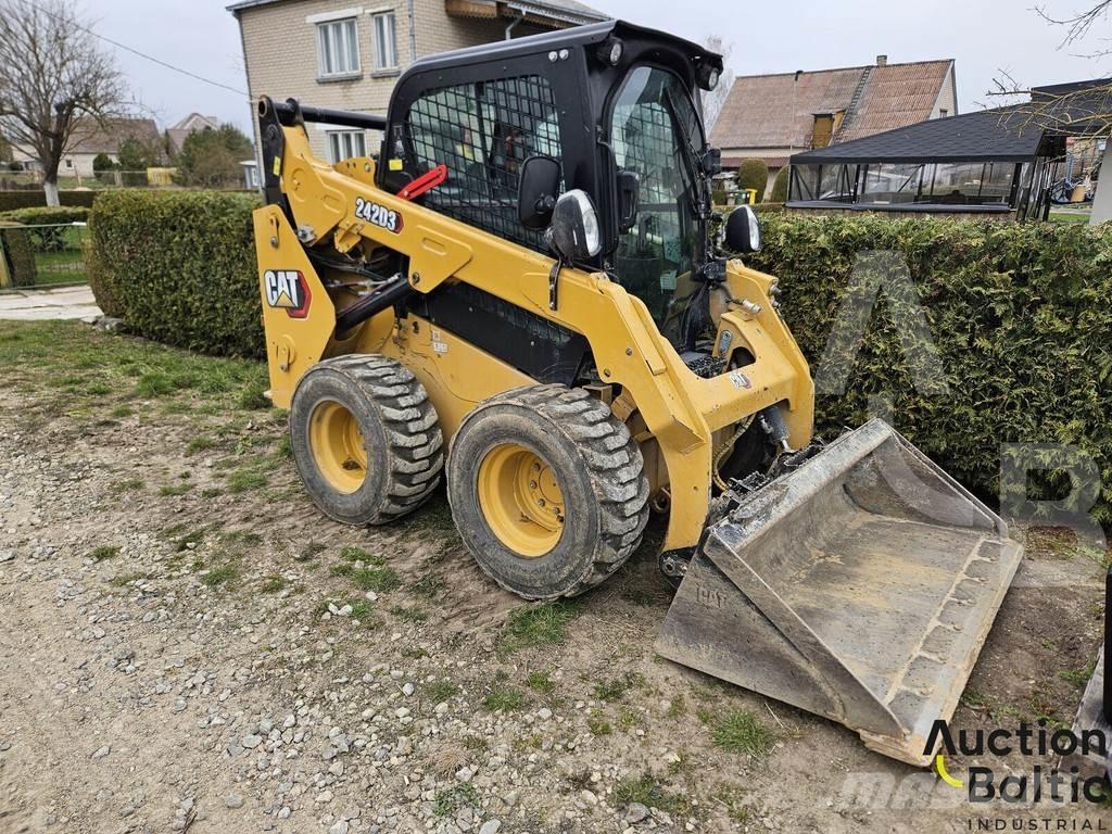 CAT 242 D 3 Smykem řízené nakladače