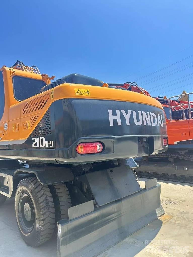 Hyundai R210W-9 Kolová rýpadla