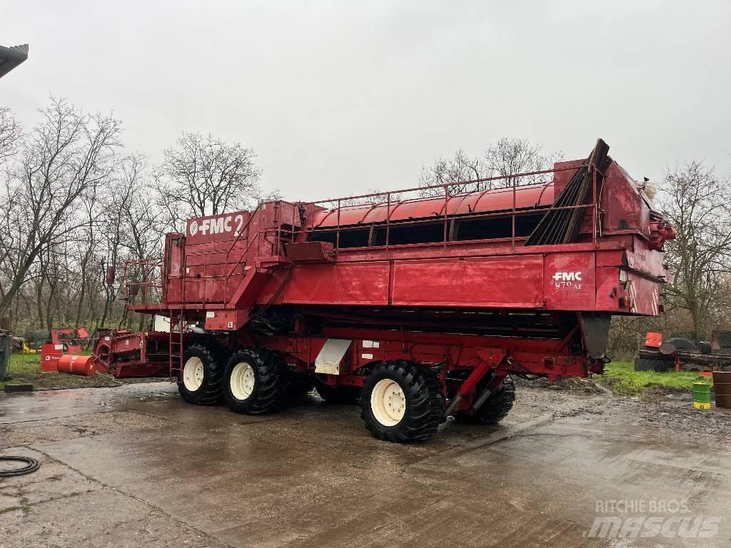 FMC 979 AT 6WD Hrachové kombajny