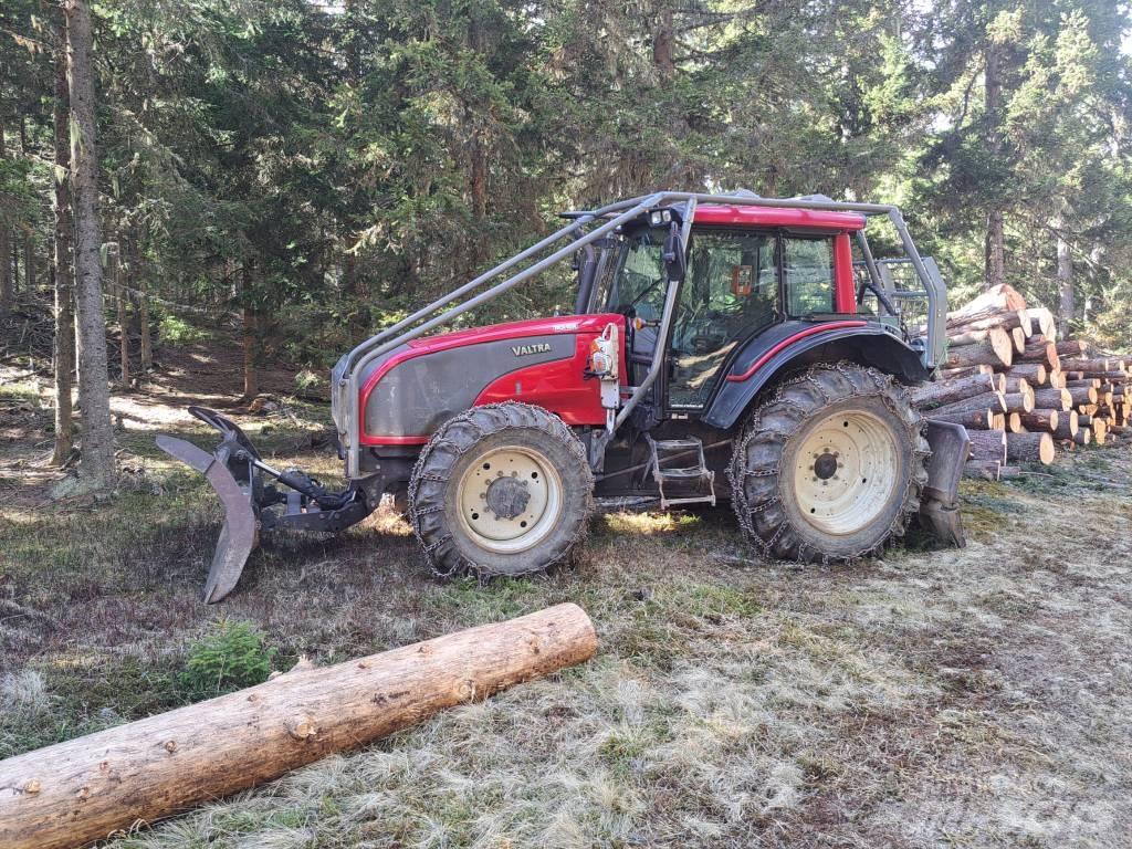 Valtra T 151 Traktory
