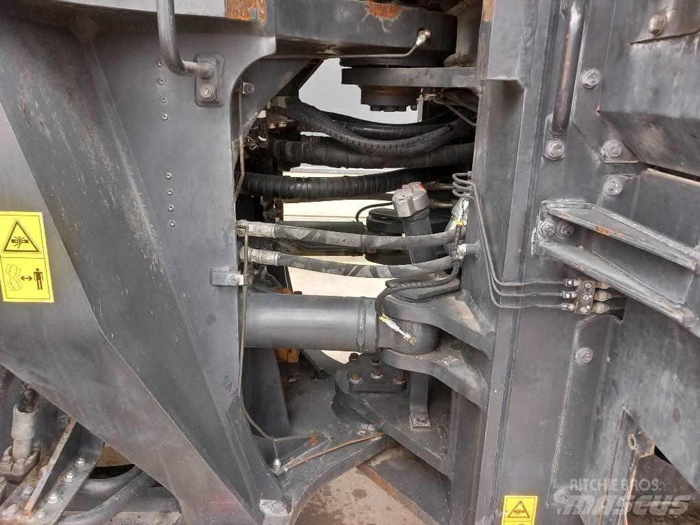 Komatsu WA500-7 Kolové nakladače