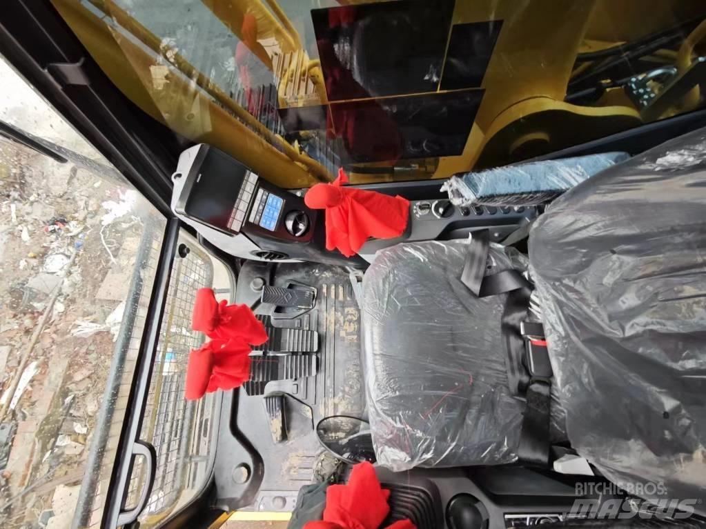 Komatsu PC 220-8 Pásová rýpadla