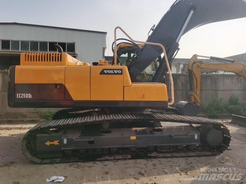 Volvo EC 250 D L Pásová rýpadla