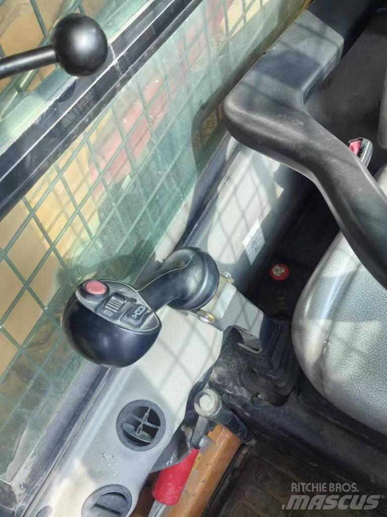 CASE SR 200 Smykem řízené nakladače