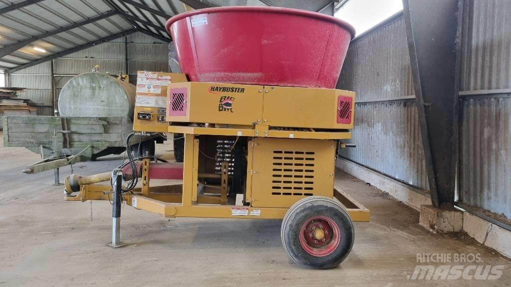 Haybuster H-835 Drtiče a řezače balíků