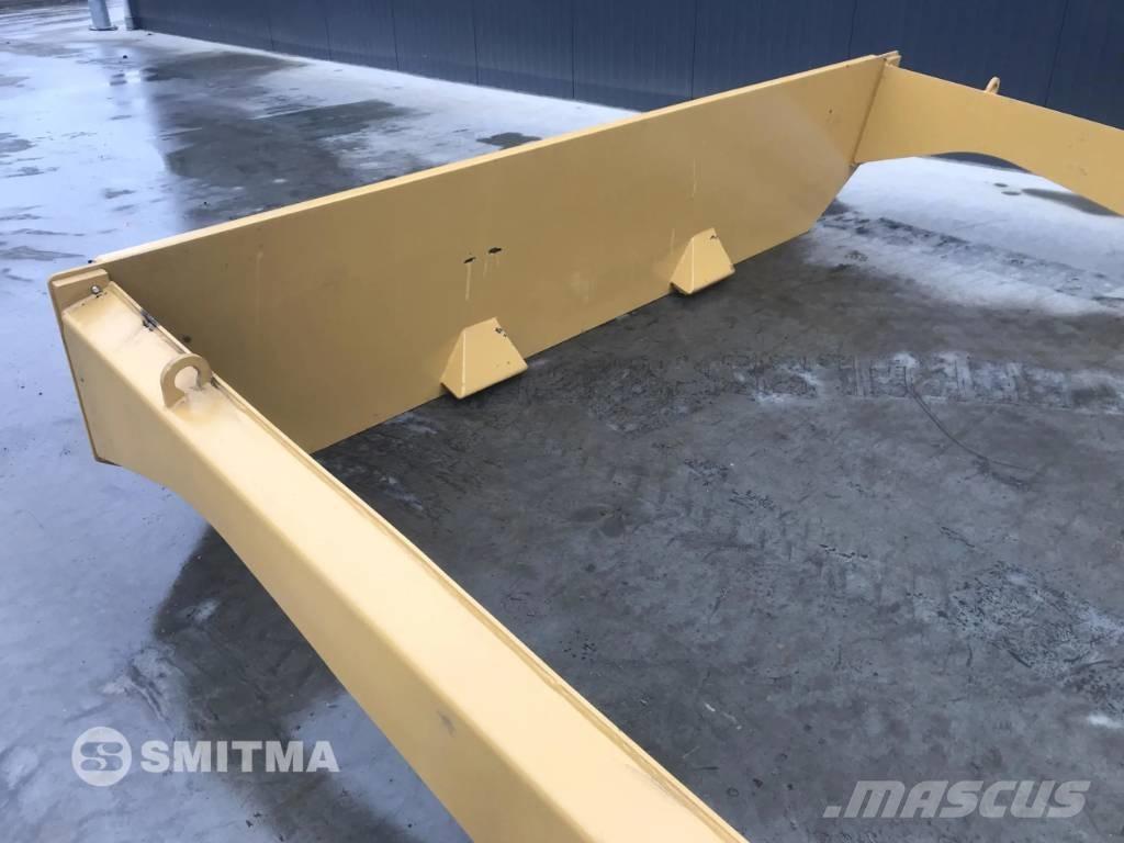 CAT 735B Zadní dveře