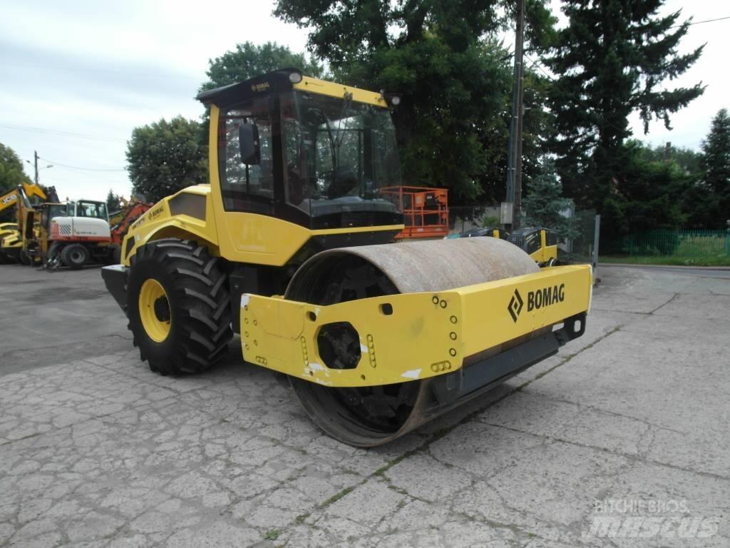 Bomag BW 213 DH-5 Tahačové válce