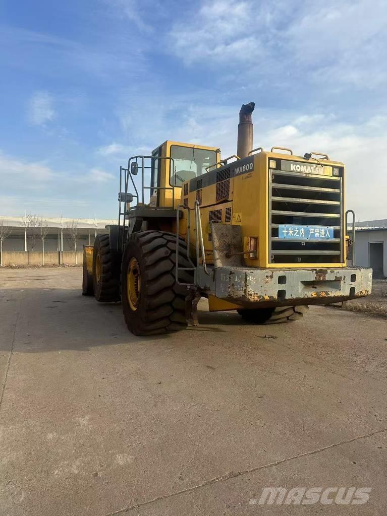 Komatsu WA 600-6 Kolové nakladače