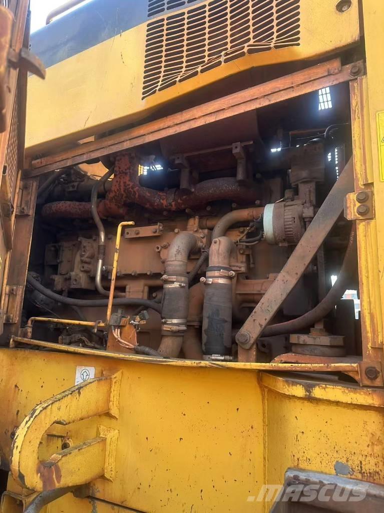 Komatsu WA 600-6 Kolové nakladače