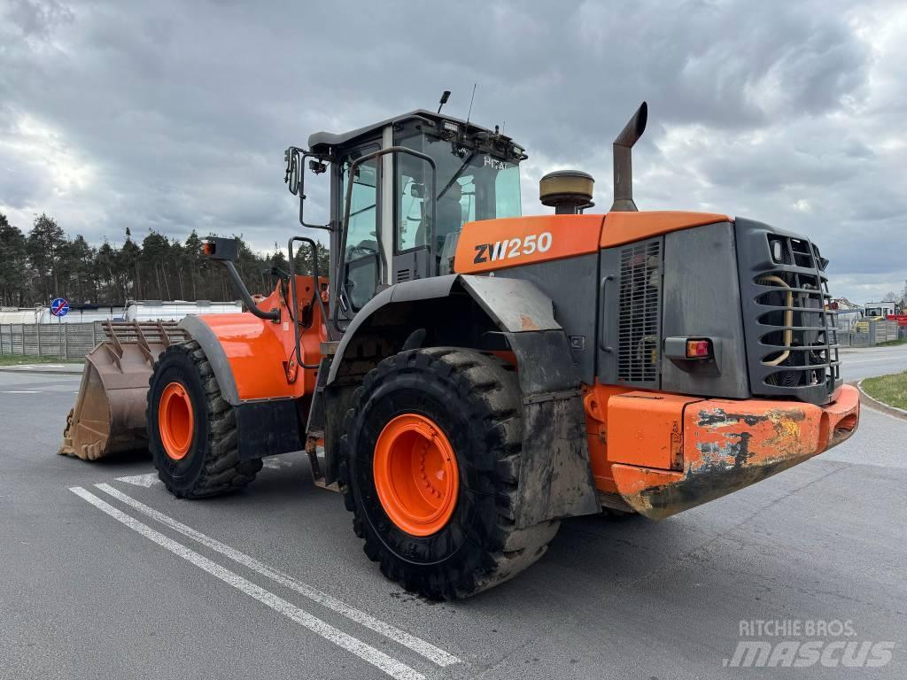 Hitachi ZW 250 Kolové nakladače