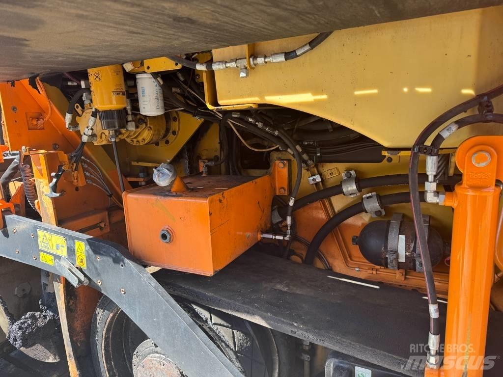CAT AP 555 E Finišery