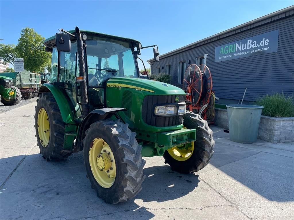 John Deere 5820 Traktory