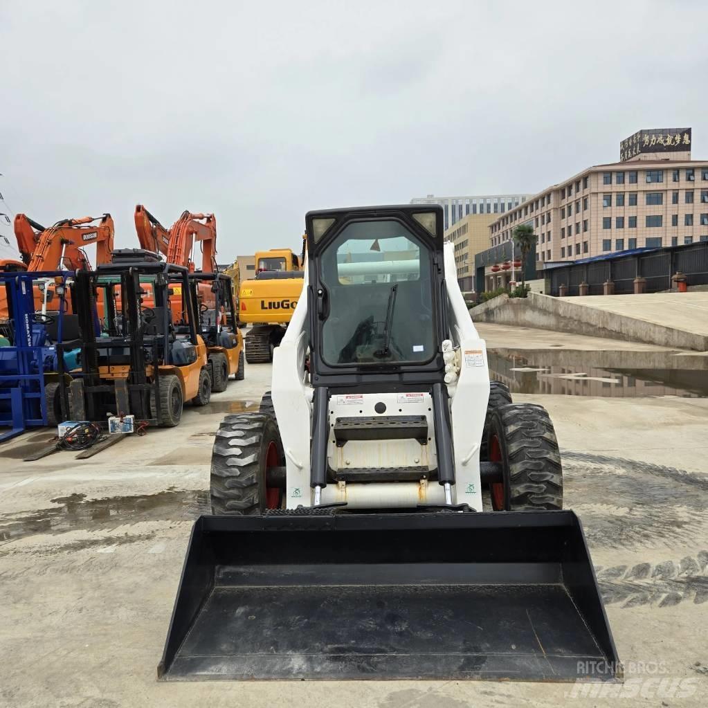 Bobcat S 300 Smykem řízené nakladače