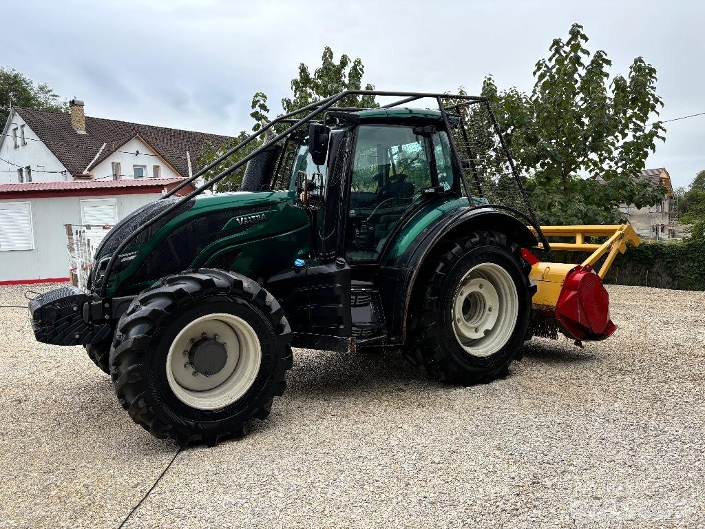 Valtra T 174 Traktory