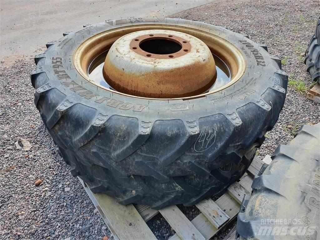 BKT 270/95R32 x2 Pneumatiky, kola a ráfky