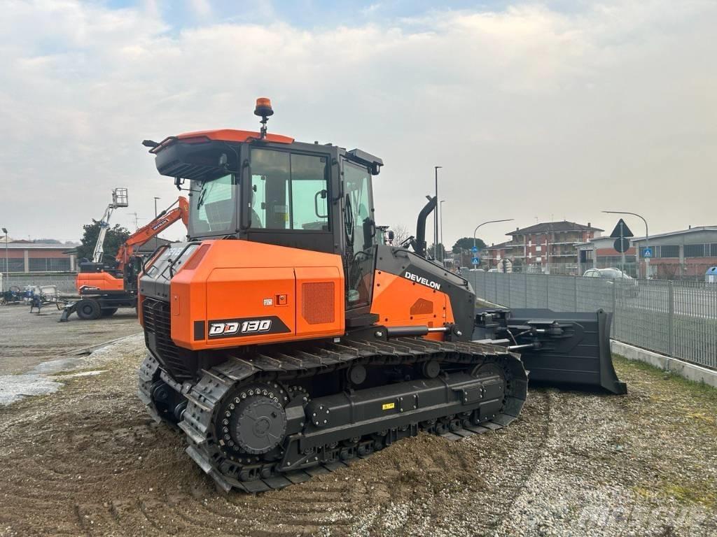 Develon DD 130 Pásové dozery