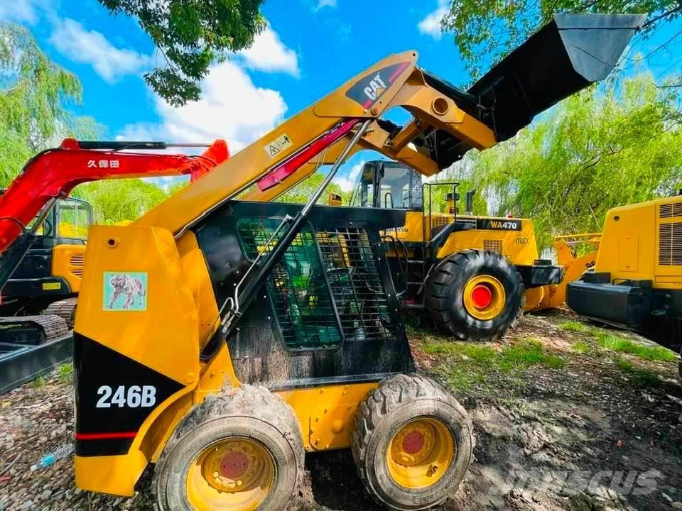CAT 246B Mininakladače