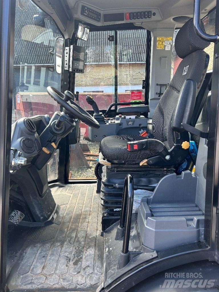 CAT 906 Kolové nakladače