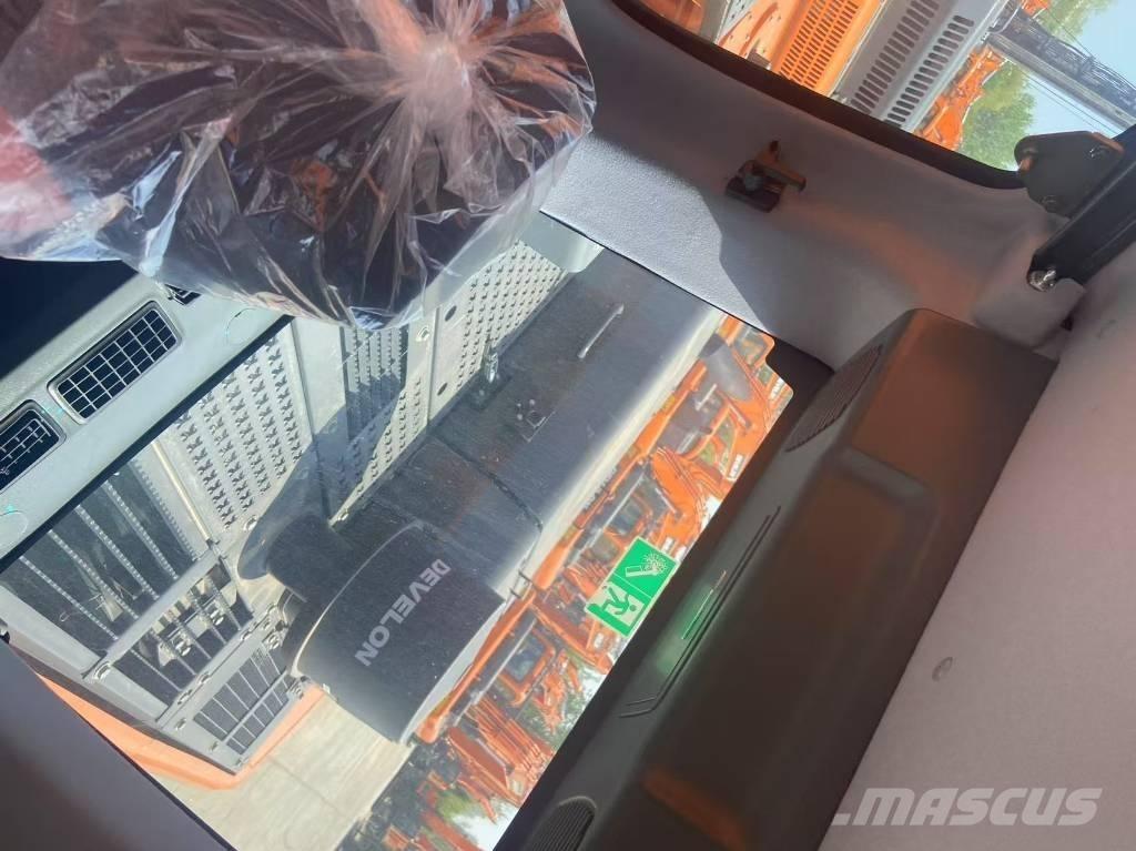 Develon DX 450 Pásová rýpadla