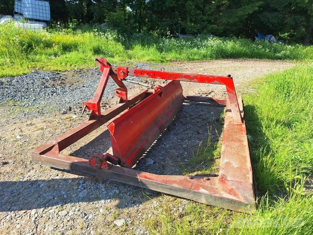 Runni Peltolana 300 Tažené radlice
