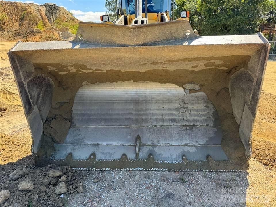 Volvo L 90 F Kolové nakladače