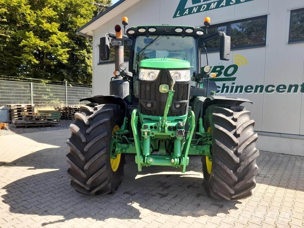 John Deere 6215R Traktory