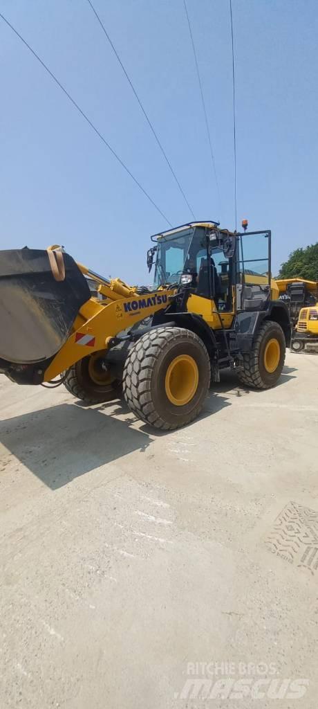 Komatsu WA270-8 Kolové nakladače