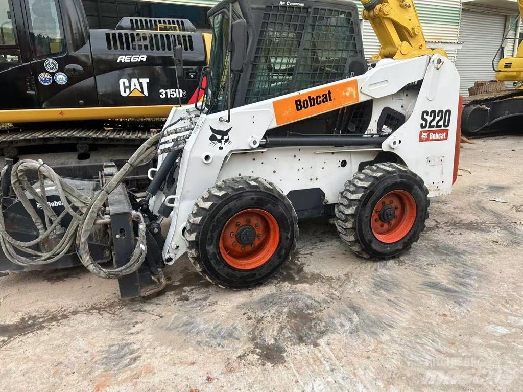 Bobcat S 220 Smykem řízené nakladače
