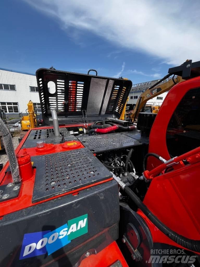 Doosan DX 225 Pásová rýpadla