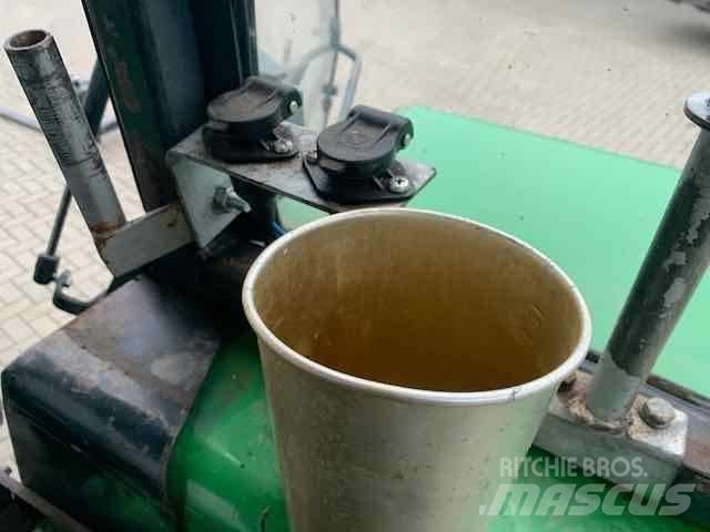 John Deere 2450 Traktory