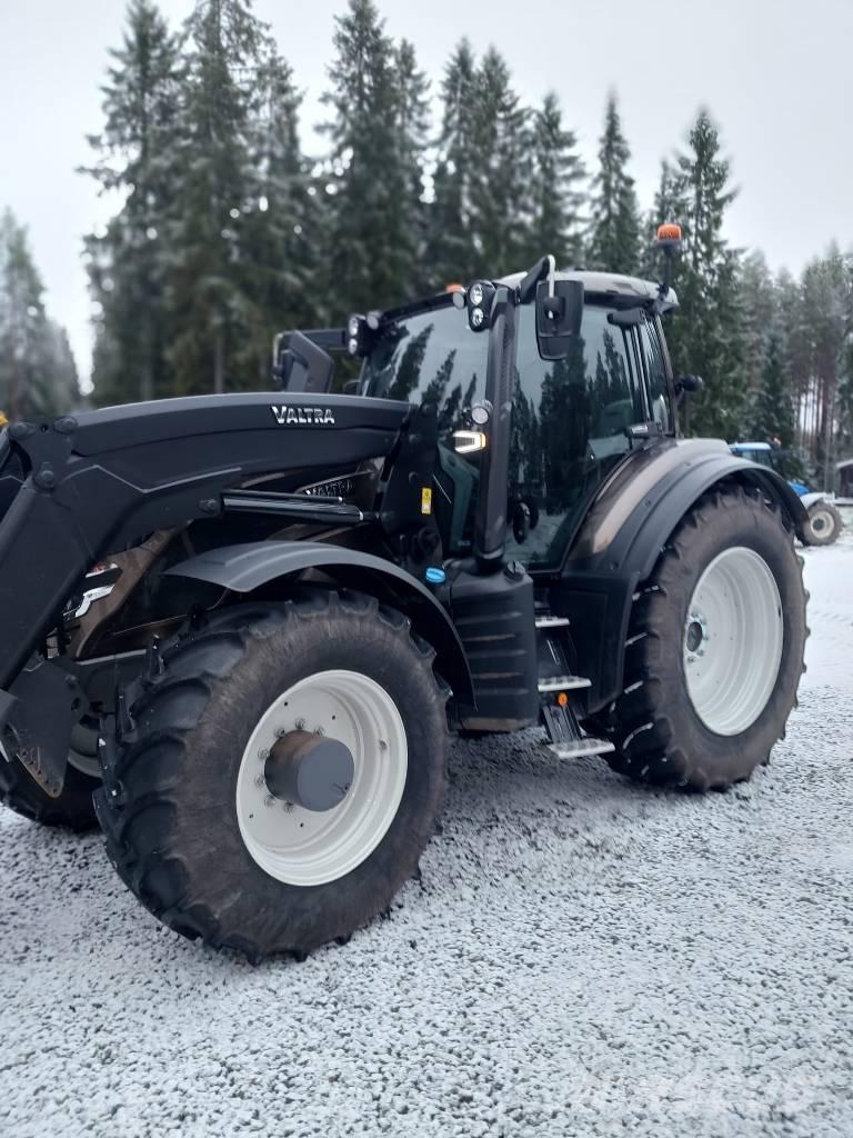 Valtra T 235 Traktory