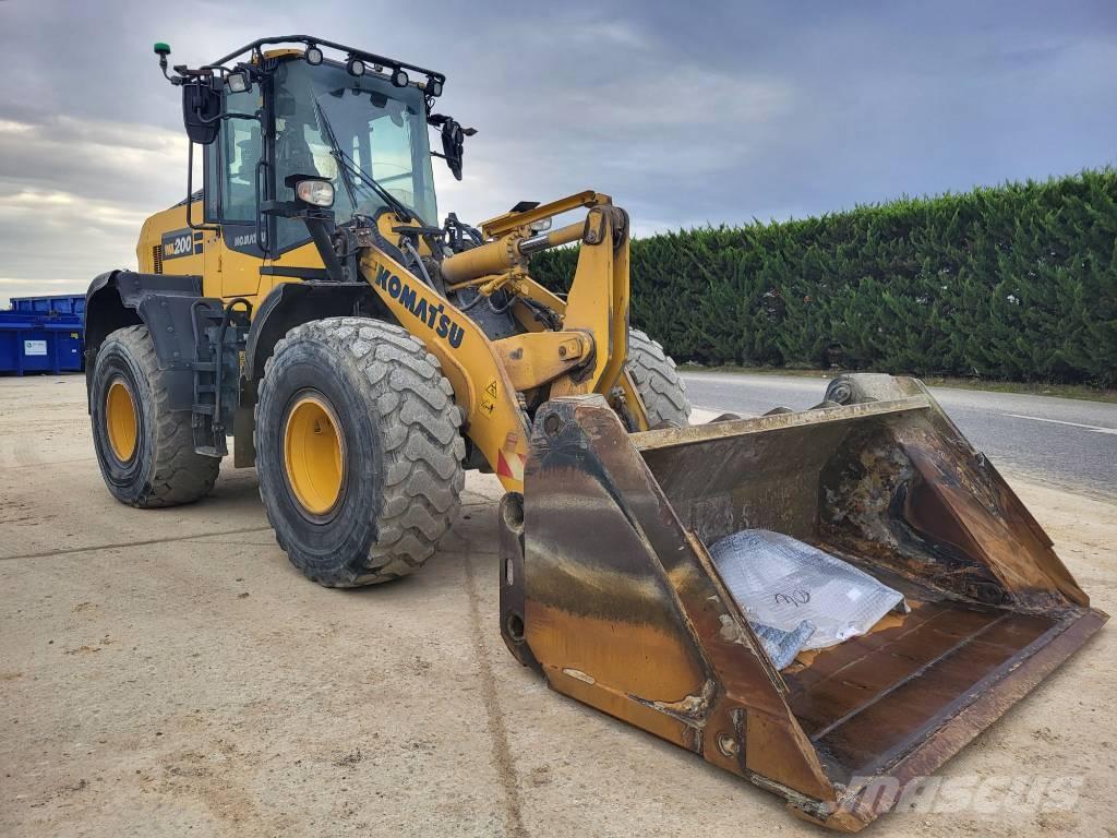 Komatsu WA200-8 Kolové nakladače