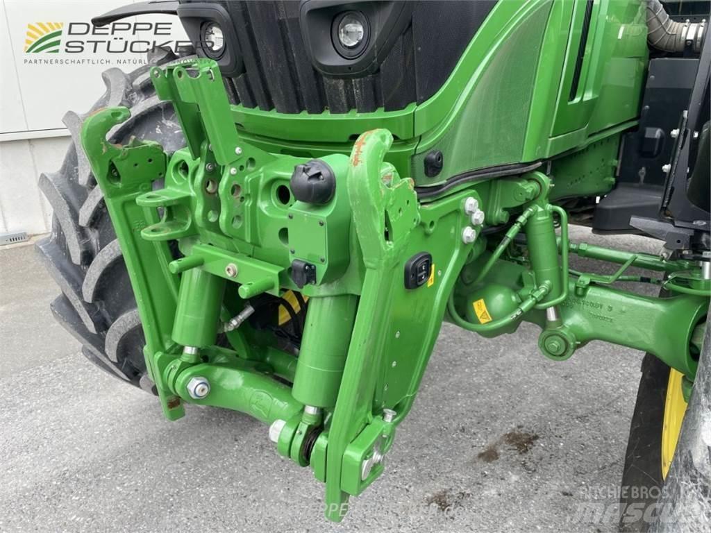 John Deere 6230R Traktory