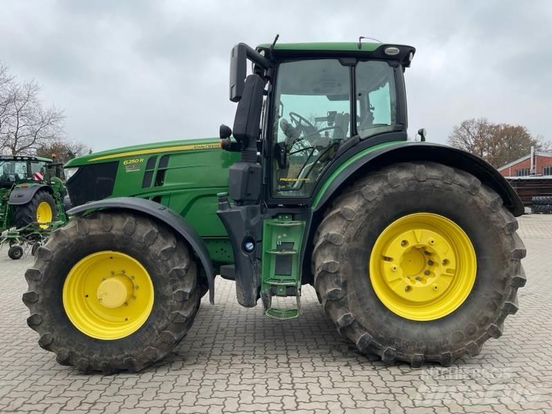 John Deere 6250R Traktory